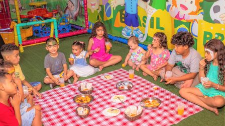 Crianças se divertindo no espaço de recreação do Buffet Infantil em Água Verde